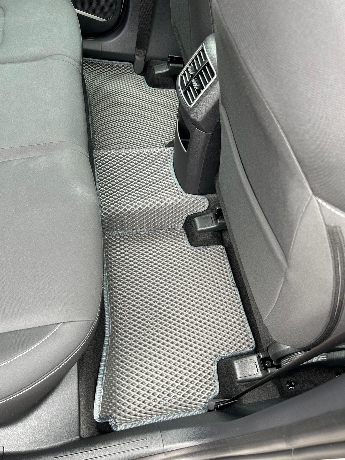 Dywaniki samochodowe EVA - montaż w warsztacie