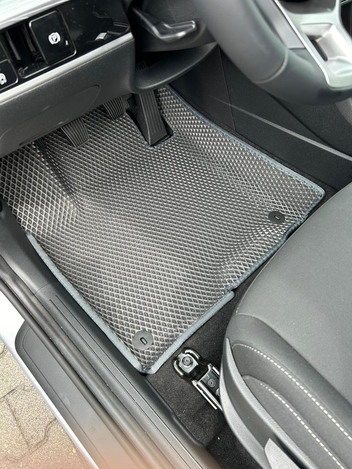 Dywaniki samochodowe EVA - wykończenie brzegów