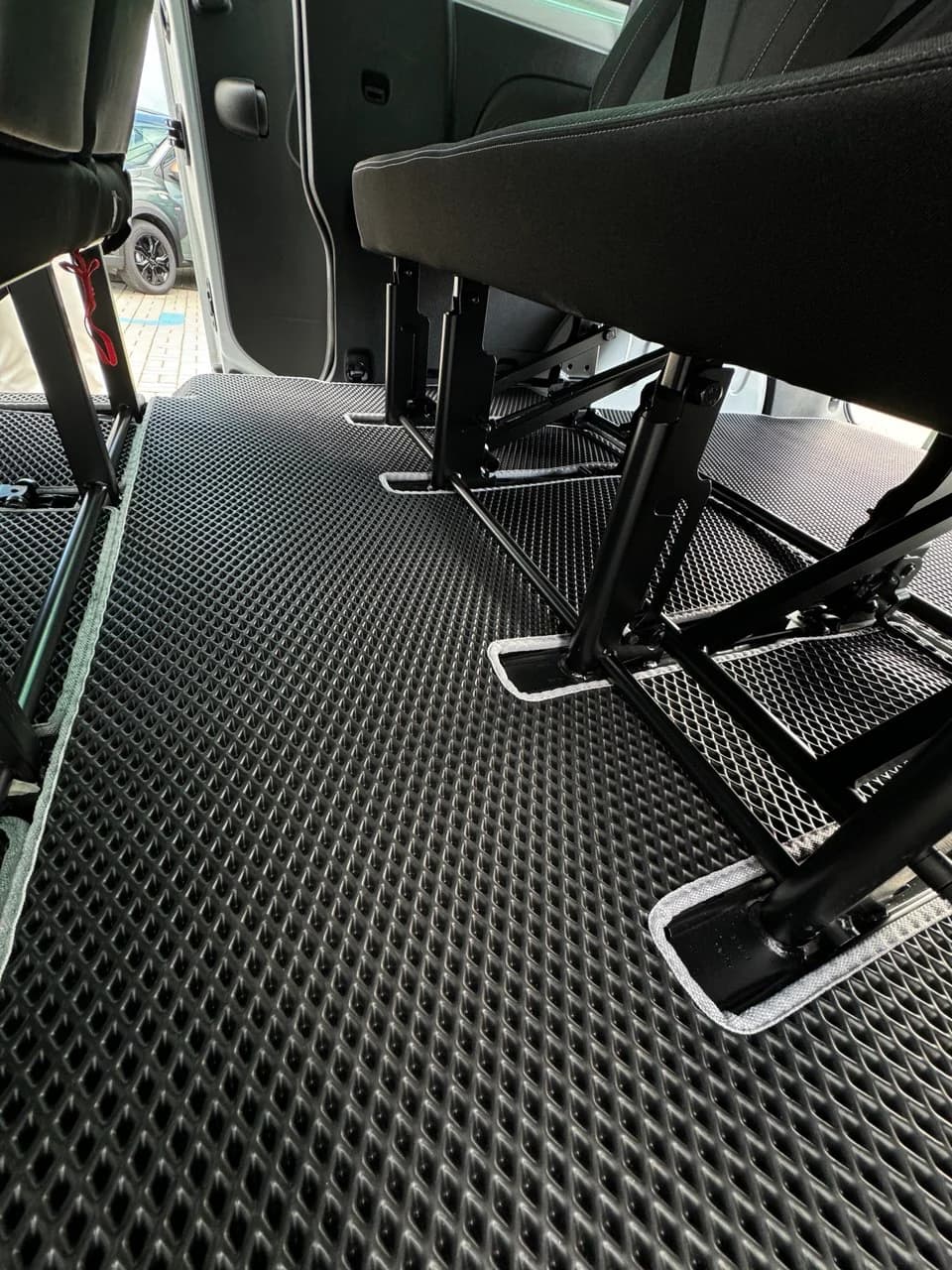 Dywaniki samochodowe EVA - montaż w aucie